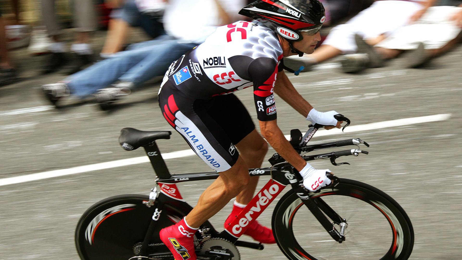 赛道上的红色风暴，塞恩斯领军，法拉利完胜雷诺车队